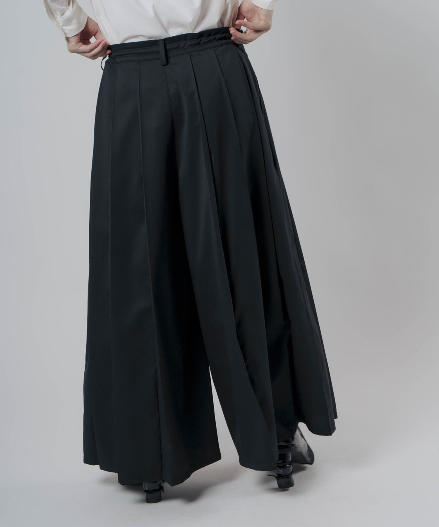 tuck pleats hakama pant / NOT CONVENTIONAL公式通販