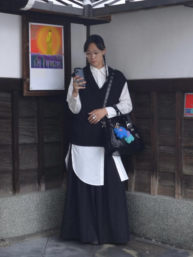 白ロングシャツ三つ編みロン毛